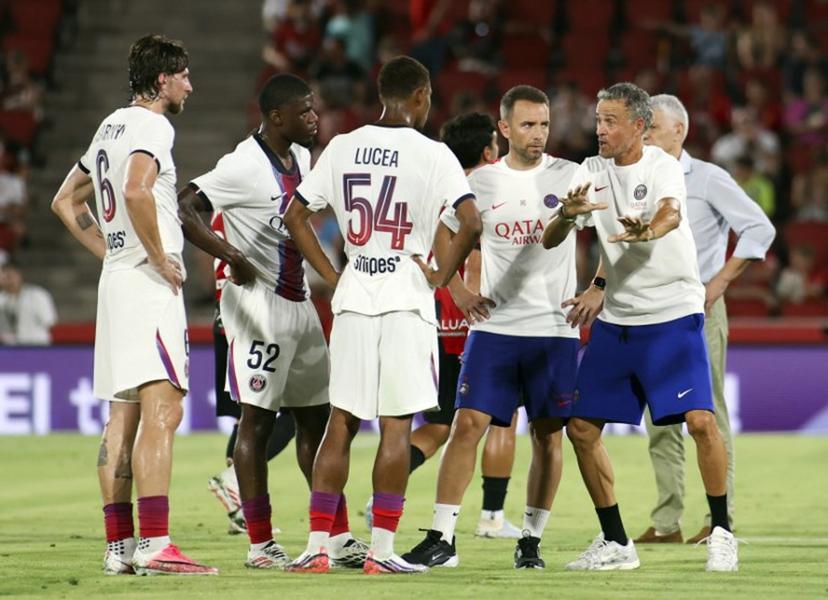 Paris Saint-Germain's Spanish coach Luis Enrique speaks with players during the Ciutat de Palma trophy friendly football match between Mallorca RCD and Paris Saint-Germain FC at Mallorca Son Moix Stadium in Palma de Mallorca on August 8, 2026. JAIME REINA / AFP