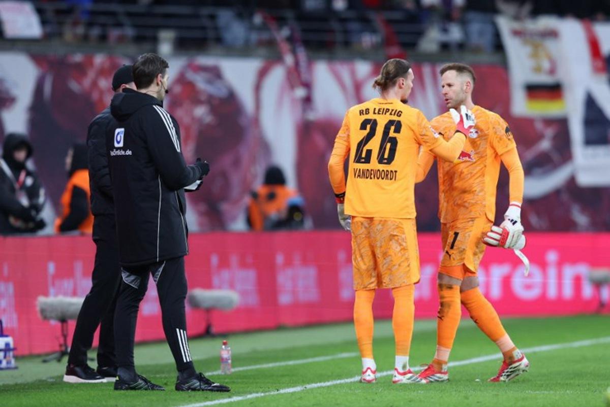Leipzig's Hungarian goalkeeper #01 Peter Gulacsi leaves the pitch after injury and is substituted by Leipzig's Belgian goalkeeper #26 Maarten Vandevoordt during the Bundesliga football match between RB Leipzig and VfL Wolfsburg in Leipzig, eastern Germany, on february 15, 2026. Ronny HARTMANN / AFP