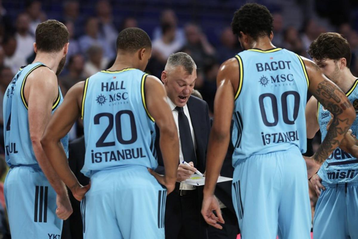 Fenerbahce's Lithuanian head coach Sarunas Jasikevicius (C) instructs players during a timeout during the Euroleague basketball match between Real Madrid Baloncesto and Fenerbahce Beko Istanbul at Movistar Arena in Madrid on October 30, 2025. Oscar DEL POZO / AFP