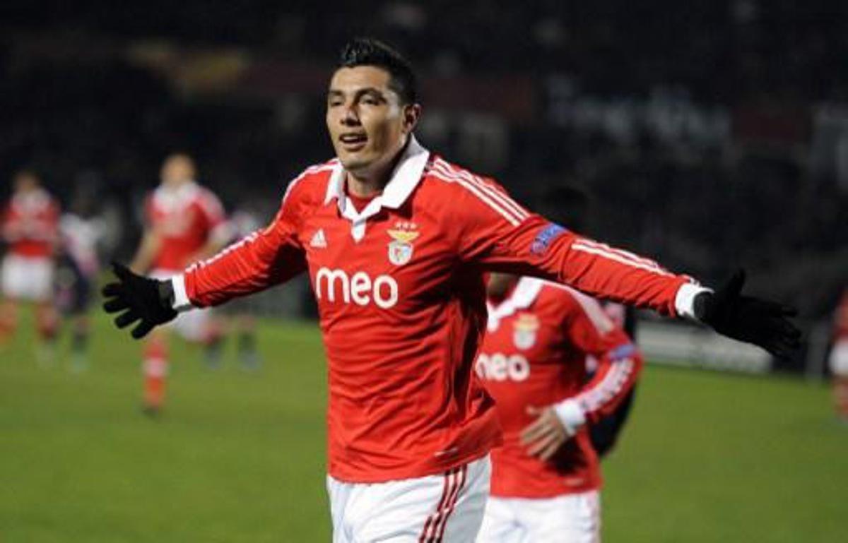 Benfica's Oscar Cardozo celebrates after scoring during the UEFA Europa league round of 16 football match Bordeaux vs Benfica on March 14, 2013 at the Chaban-Delmas stadium in Bordeaux, southwerstern France. AFP PHOTO / JEAN-PIERRE MULLER