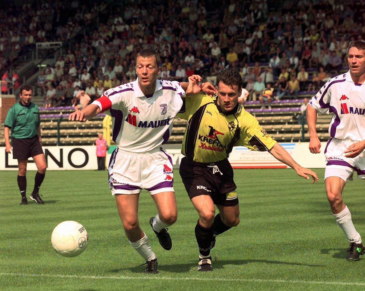 29 AUGUST 19999 / SOCCER // DIVISION 1/4 EME DAY /KRC. HARELBEKE- K. LIERSE SK/ MARTIN LAAMERS AND THOMAS ZDEBEL FIGHTING FOR THE BALL