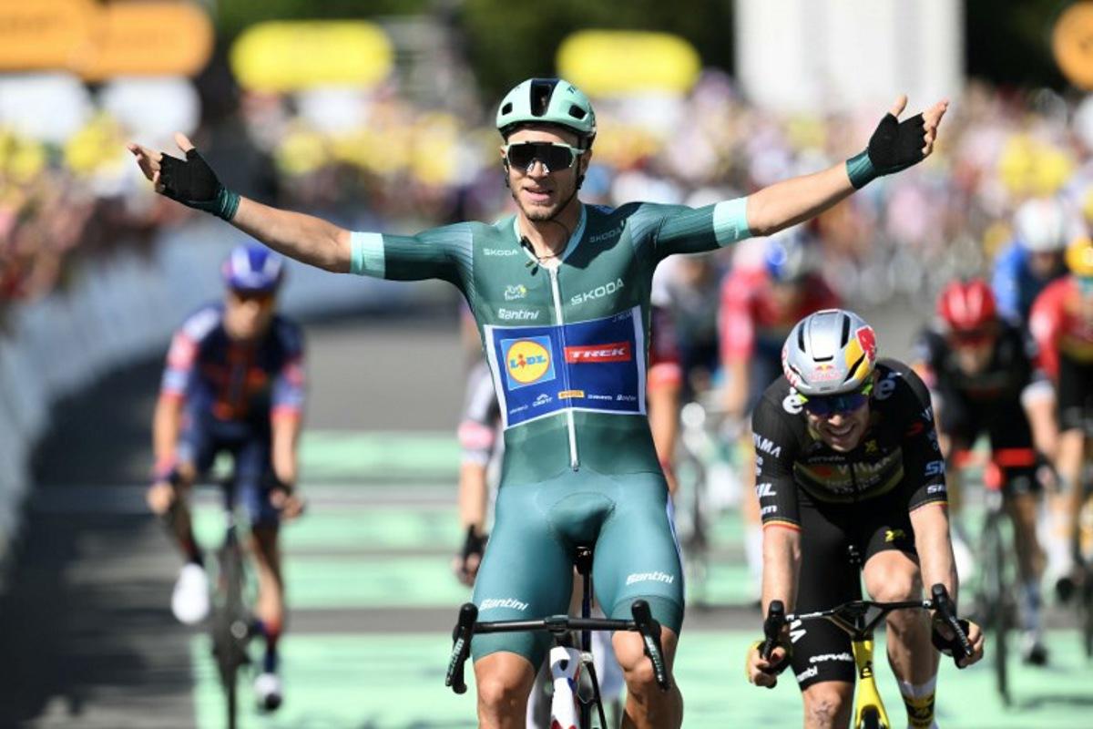 Lidl - Trek team's Italian rider Jonathan Milan wearing the best sprinter's green jersey cycles to the finish line to win ahead of Team Visma - Lease a bike team's Belgian rider Wout van Aert (R) placing second after the 8th stage of the 112th edition of the Tour de France cycling race, 171.4 km between Saint-Meen-le-Grand and Laval Espace Mayenne, western France, on July 12, 2025. Marco BERTORELLO / AFP