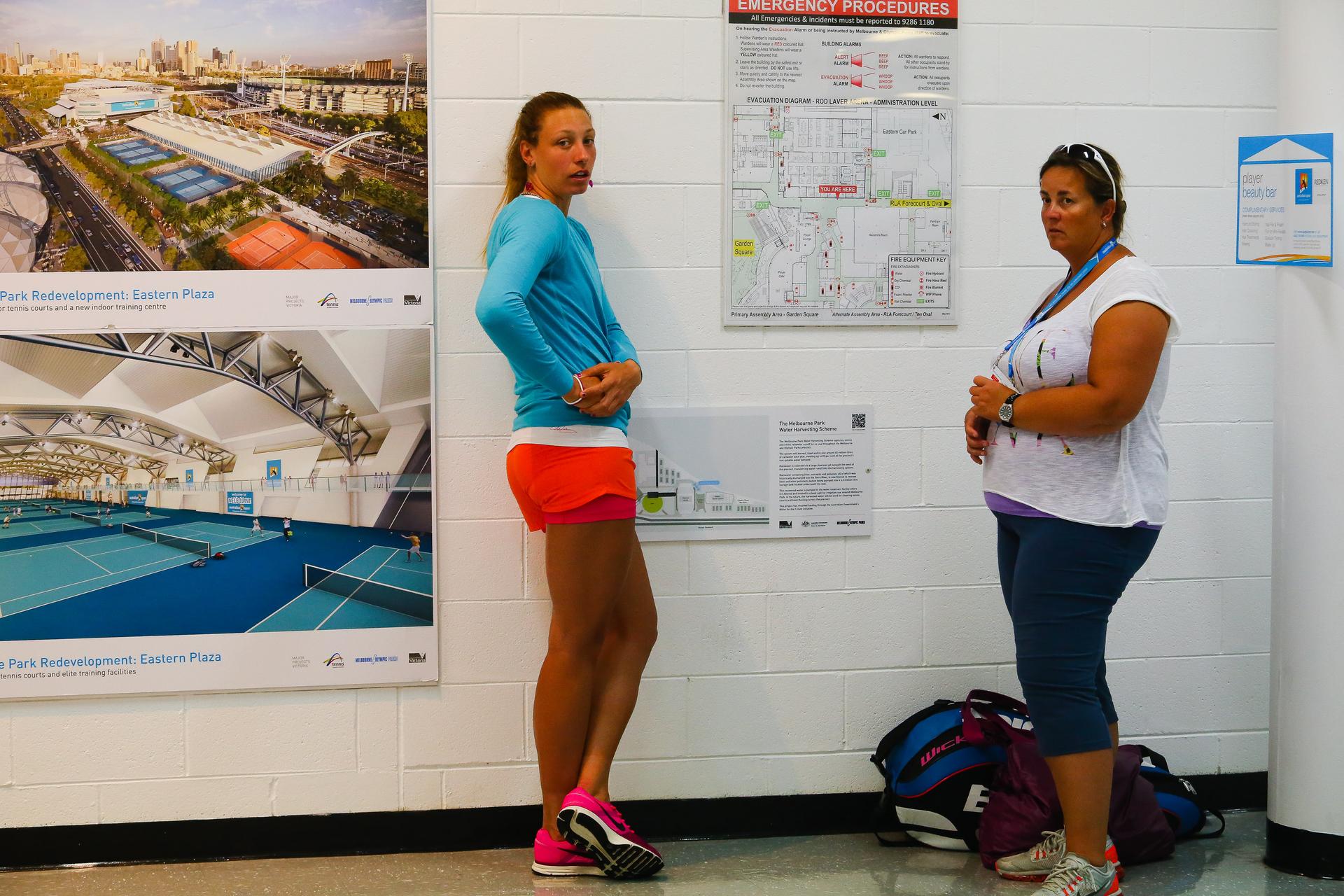 20140116 - MELBOURNE, AUSTRALIA: Belgian Yanina Wickmayer and coach Ann Devries pictured as games habe been cancelled due to the high temperatures at the 'Australian Open' Grand Slam, Thursday 16 January 2014 in Melbourne Park, Melbourne, Australia. BELGA PHOTO PATRICK HAMILTON