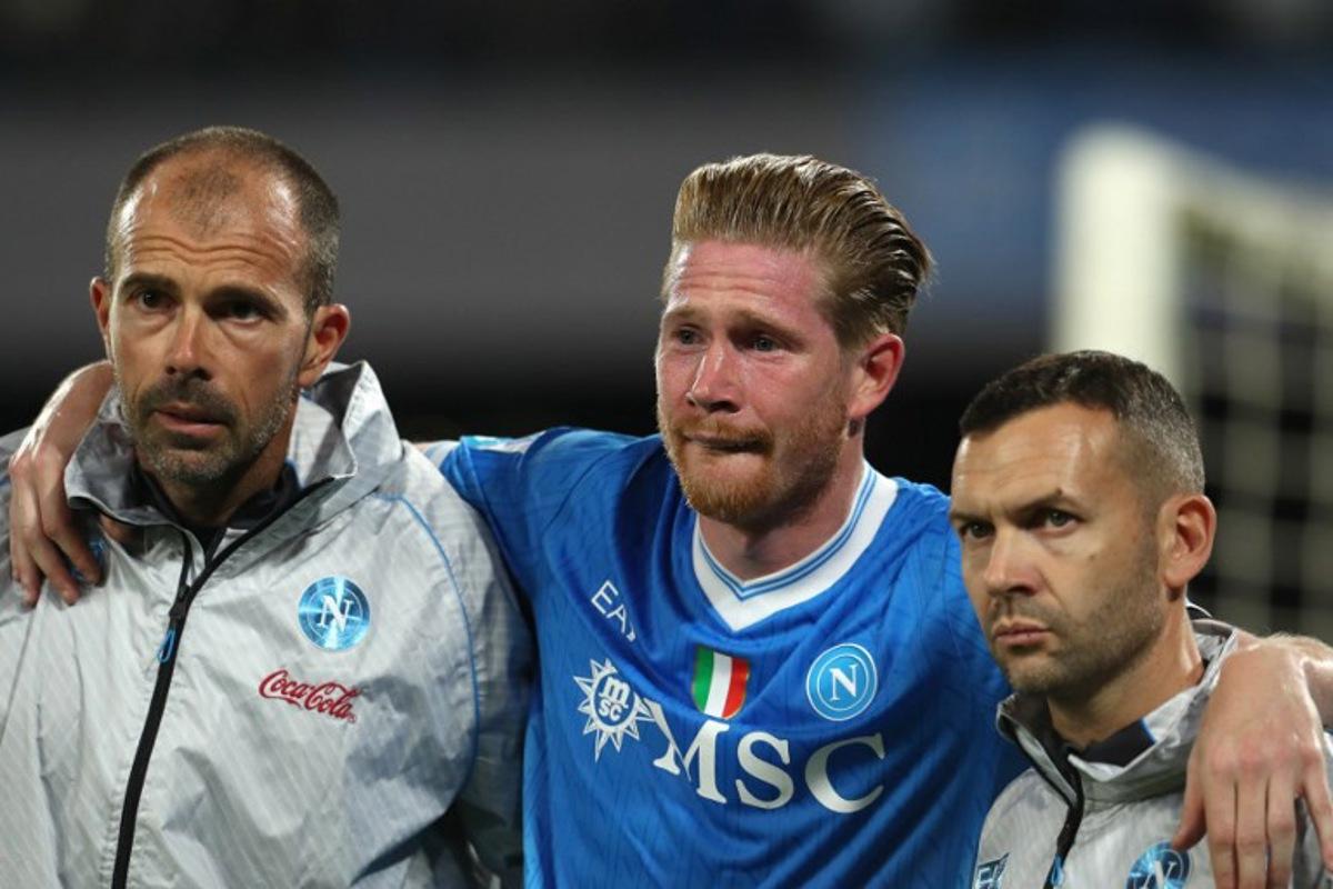 Napoli's Belgian midfielder #11 Kevin De Bruyne leaves the pitch after an injury on a penalty kick during the Italian Serie A football match between Napoli and Inter Milan at the Diego Armando Maradona stadium in Naples on October 25, 2025. Carlo Hermann / AFP