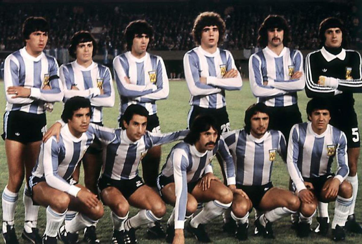 The Argentinian national soccer team before its World Cup first round match against France 06 June 1978 in Buenos Aires. (Standing, from L : Daniel Passarella, Rene Houseman, Luis Galvan, Alberto Tarantini, Mario Kempes, Ubaldo Matildo Fillol; front row, from L : Americo Gallego, Osvaldo Ardiles, Leopoldo Luque, Daniel Valencia, Jorge Olguin) AFP PHOTO STAFF / AFP