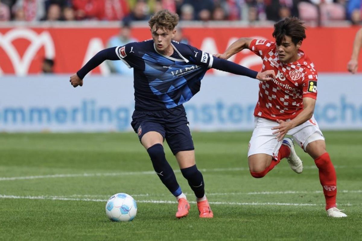 Heidenheim's German midfielder #10 Paul Wanner (L) and Mainz' Japanese defender #06 Kaishu Sano (R) vie for the ball during the German first division Bundesliga football match between 1 FSV Mainz 05 and 1 FC Heidenheim in Mainz, western Germany on September 28, 2024. Daniel ROLAND / AFP