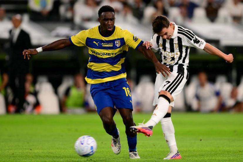 Juventus' Portuguese forward #07 Francisco Conceicao (R) fights for the ball with Parma's Ivorian midfielder #16 Mandela Keita (L) during the Italian Serie A football match between Juventus and Parma at the Allianz Stadium in Turin, on August 29, 2026. Marco Bertorello / AFP