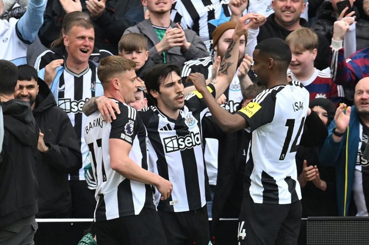 Newcastle United's Italian midfielder #08 Sandro Tonali (C) celebrates with teammates after scoring the opening goal of the English Premier League football match between Newcastle United and Manchester United at St James' Park in Newcastle-upon-Tyne, north east England on April 13, 2025. ANDY BUCHANAN / AFP