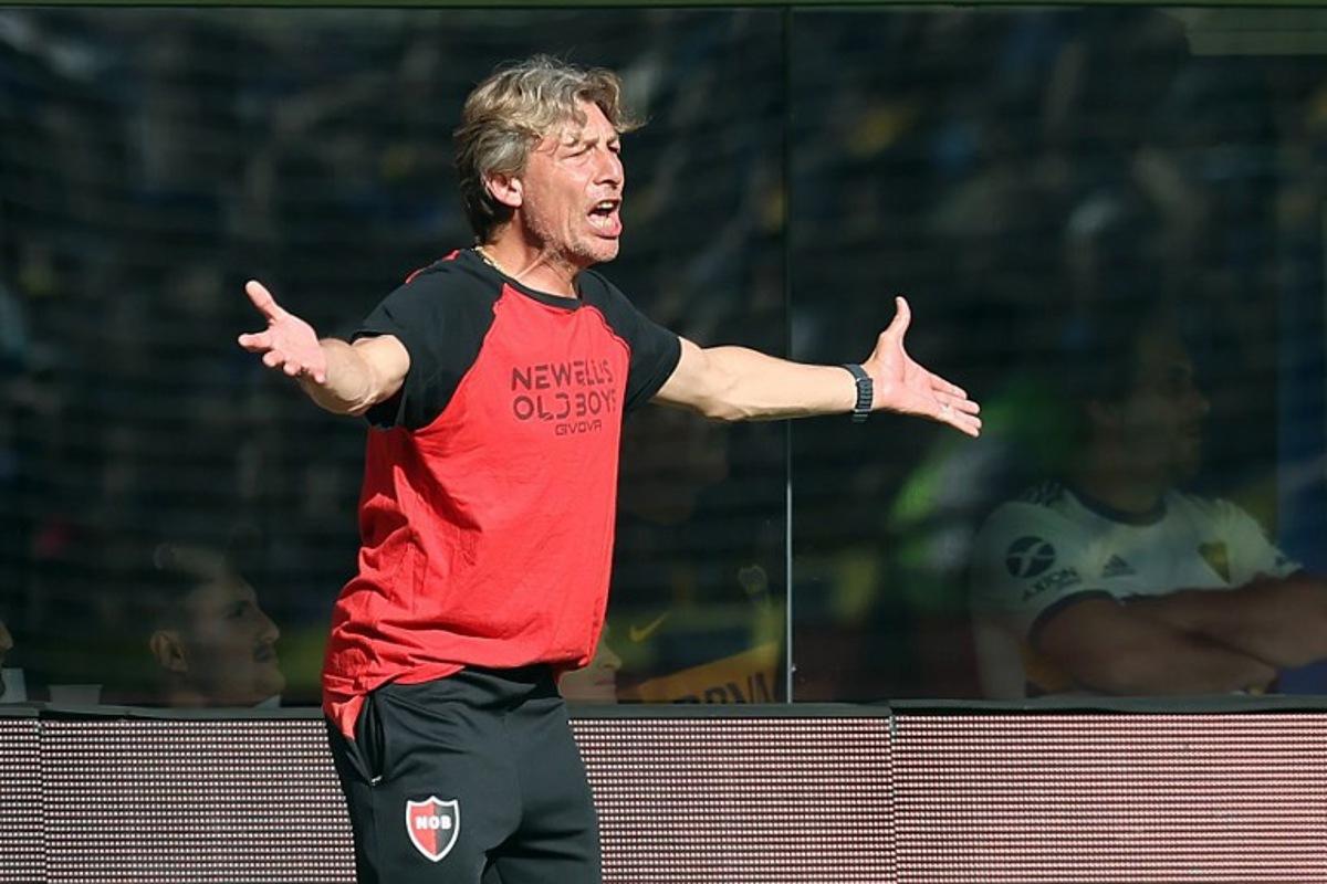 Newell's Old Boys' head coach Gabriel Heinze gestures during their Argentine Professional Football League Tournament 2023 match against Boca Juniors at La Bombonera stadium in Buenos Aires on November 12, 2023. ALEJANDRO PAGNI / AFP