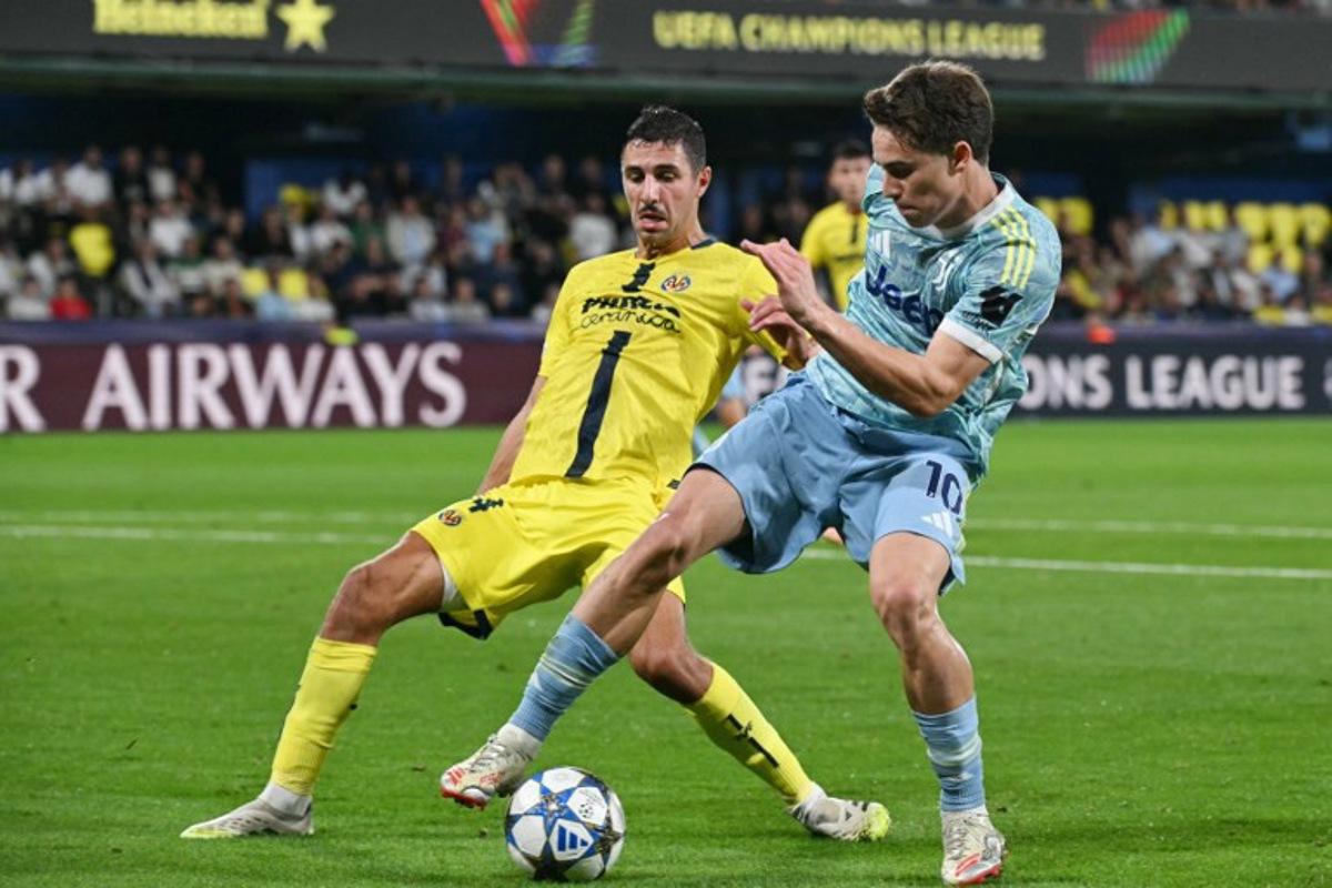 Villarreal's Spanish defender #24 Alfonso Pedraza and Juventus' Turkish forward #10 Kenan Yildiz (R) fight for the ball during the UEFA Champions League, league phase day 2 football match between Villarreal CF and Juventus at La Ceramica stadium in Vila-real on October 1, 2025. Jose JORDAN / AFP