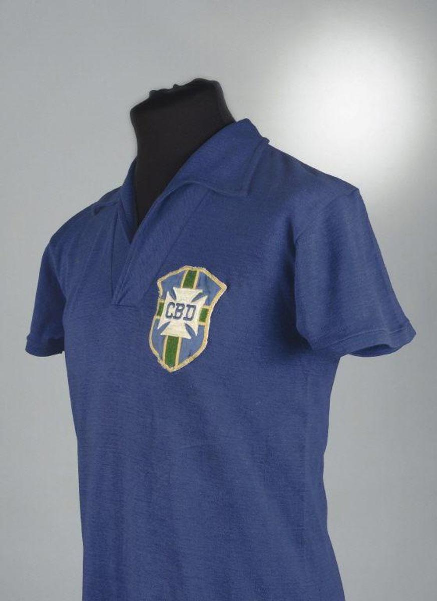 Brazil International Football shirt worn by 17-year old Pele in the 1958 World Cup Final will go under the hammer at London Christies, late 21 September 2004. Pele scored two goals as Brazil won the World Cup for the first time in their history.Estimate: £70,000-100,000 (Euros 47,900-67,000) AFP PHOTO HO.CHRISTIES Handout / CHRISTIE'S AUCTION HOUSE / AFP