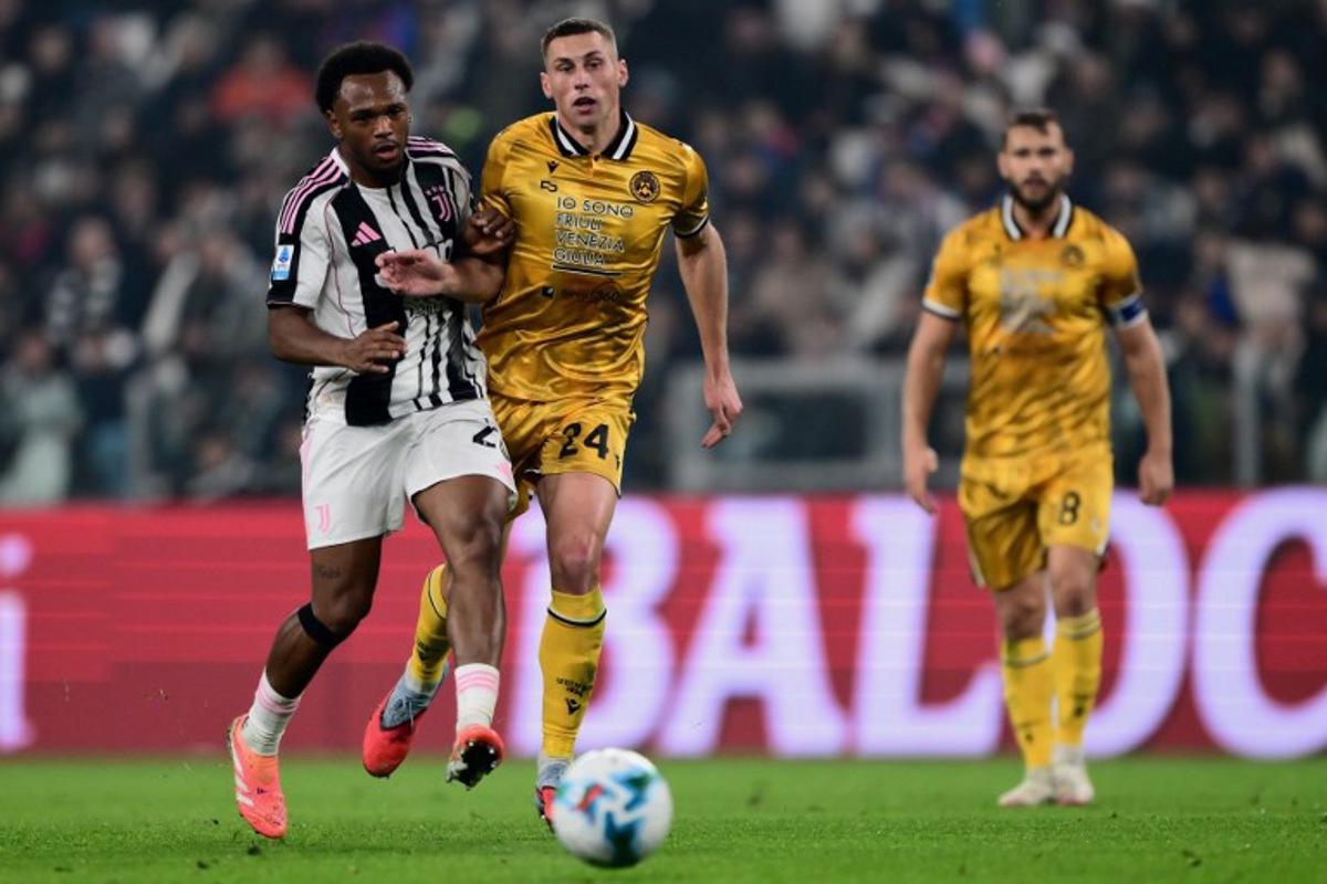 Udinese's Polish midfielder #24 Jakub Piotrowski fights for the ball with Juventus Belgium Forward #20 Loïs Openda (L) during the Italian Serie A football match between Juventus and Udinese at the Allianz Stadium in Turin on October 29, 2025. MARCO BERTORELLO / AFP