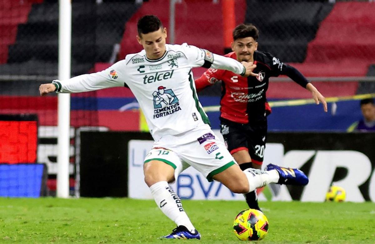 Atlas' Paraguayan forward #20 Diego González (R) and Leon's Colombian midfielder #10 James Rodríguez fight for the ball during the Liga MX Clausura football match between Atlas and Leon at the Jalisco Stadium in Guadalajara, Jalisco State, Mexico on January 18, 2025. ULISES RUIZ / AFP