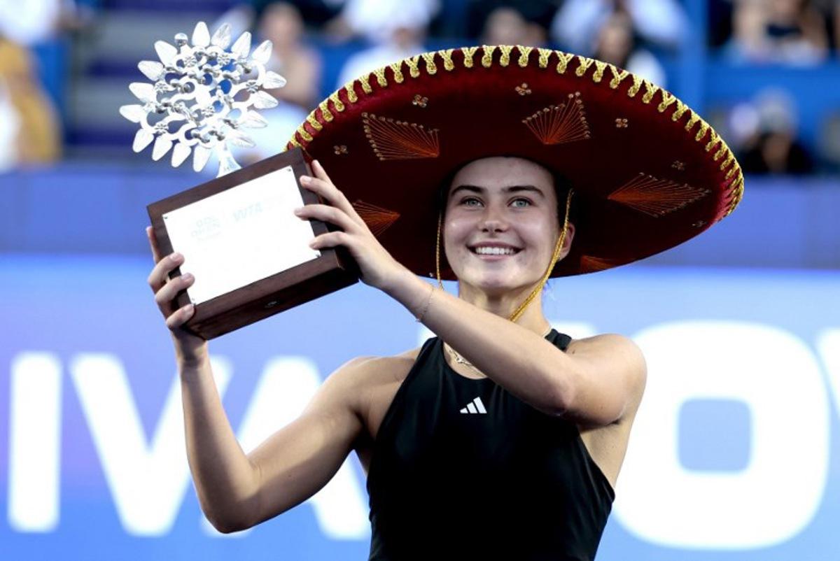 US' Iva Jovic celebrates with the trophy after winning the women's singles final match of the 2025 WTA Guadalajara Open against Colombia's Emiliana Arango in Zapopan, Mexico, on September 14, 2025. Ulises Ruiz / AFP
