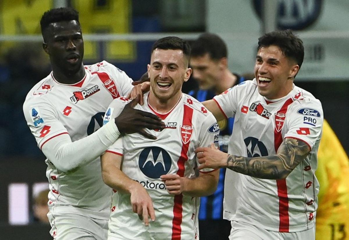 Monza's Italian defender #19 Samuele Birindelli (C) celebrates with teammates after scoring Monza's first goal during the Italian Serie A football match between Inter Milan and Monza at the San Siro stadium in Milan, on March 8, 2025. Isabella BONOTTO / AFP