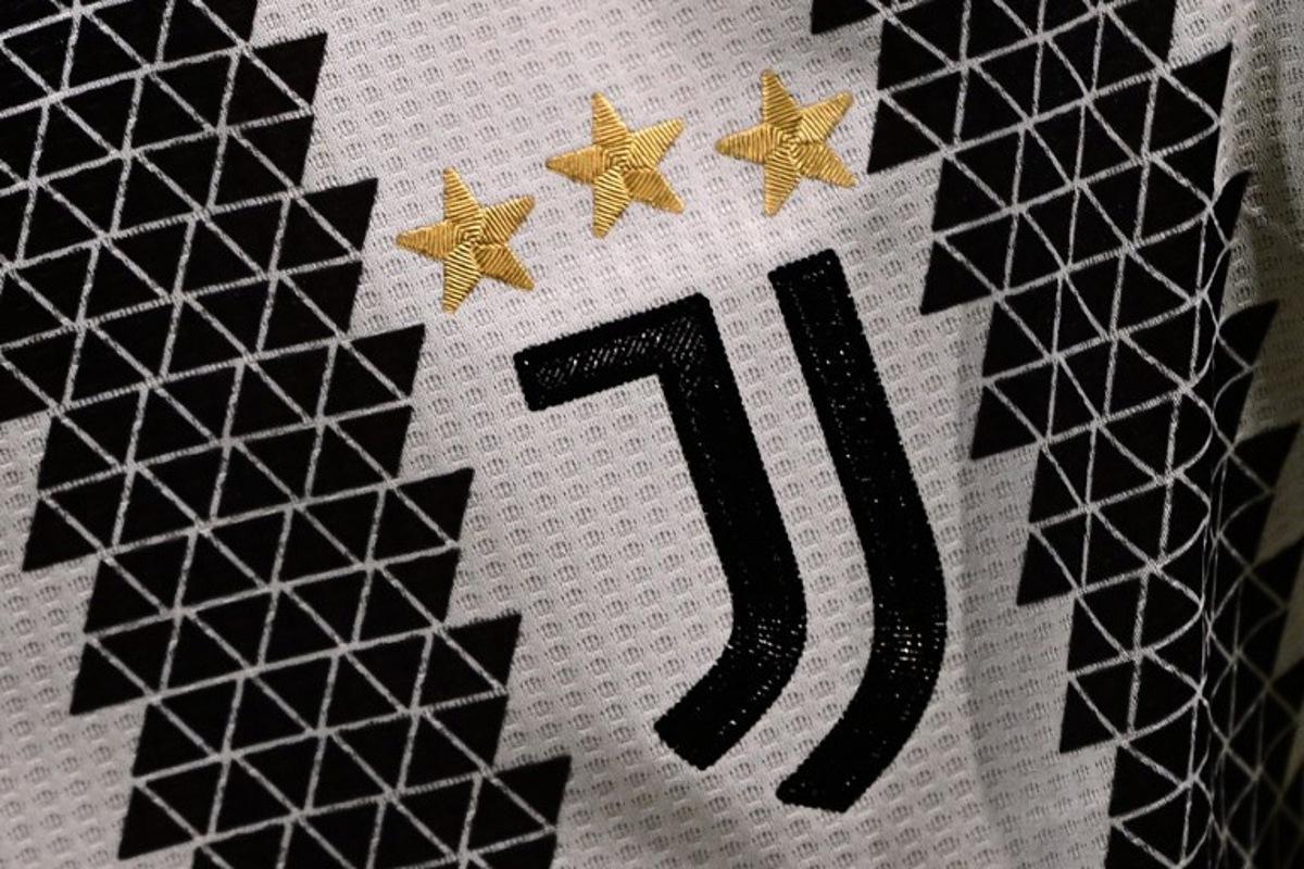 The logo of Juventus is pictured on the jersey of Juventus' Argentinian forward Angel Di Maria during the UEFA Europa League quarter-finals first leg football match between Juventus and Sporting CP, on April 13, 2023 at the Juventus stadium in Turin. Marco BERTORELLO / AFP