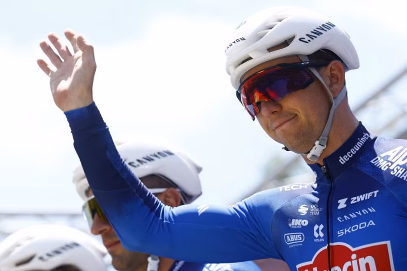 Alpecin - Premier Tech Australian rider Kaden Groves waves during the presentation of the teams prior the 4th stage of the Giro d'Italia 2026 - Tour of Italy cycling race between Catanzaro and Cosenza, Italy, on May 12, 2026. Luca Bettini / AFP