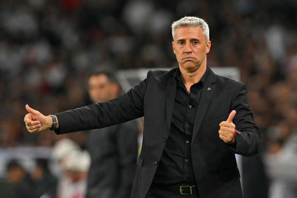Sao Paulo's Argentine coach Hernan Crespo gestures during the Copa Libertadores quarterfinal first leg football match between Ecuador's Liga de Quito and Brazil's Sao Paulo at the Rodrigo Paz Delgado Stadium in Quito on September 18, 2025. Rodrigo BUENDIA / AFP