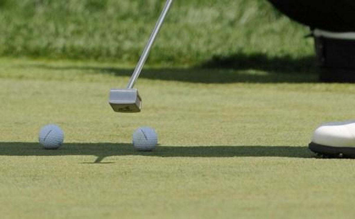 Vijay Singh of Fiji uses an unusual putter on the 11th green during a practice round for the 90th PGA Championship on August 6, 2008 at Oakland Hills Country Club in Bloomfield Township, Michigan. Play starts on August 7. AFP PHOTO/Stan HONDA