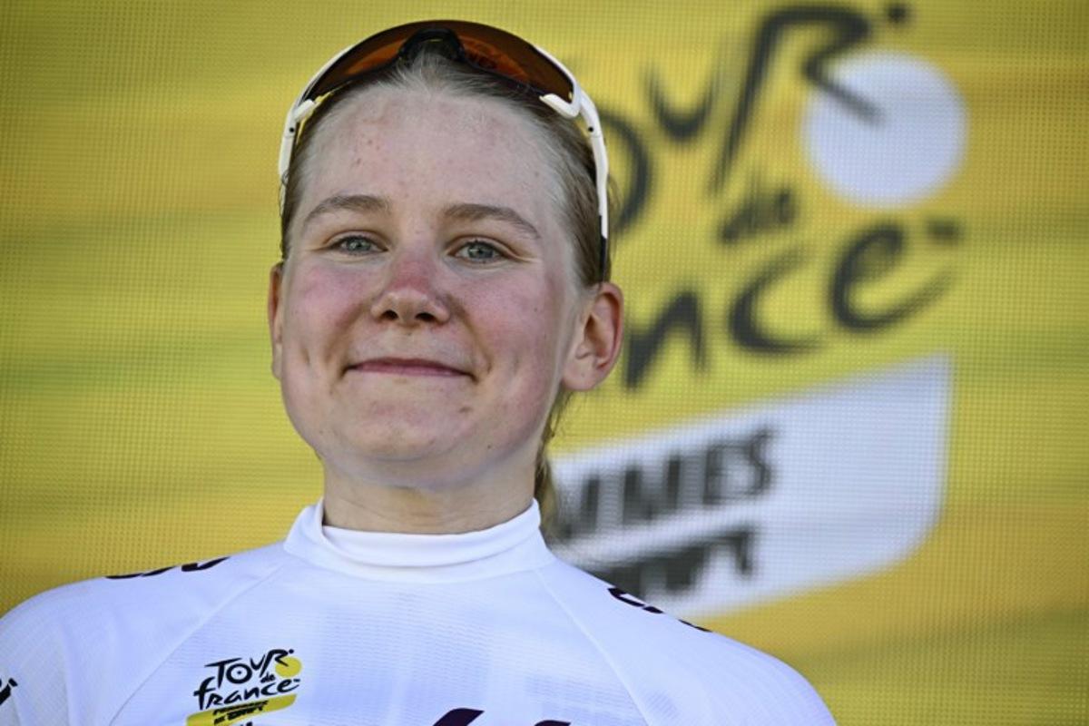 Uno-X Mobility team's Finnish rider Anniina Ahtosalo celebrates on the podium with the best young rider's white jersey after the first stage (out of 8) of the third edition of the Women's Tour de France cycling race, 123 km between Rotterdam and The Hague, on August 12, 2024. JULIEN DE ROSA / AFP