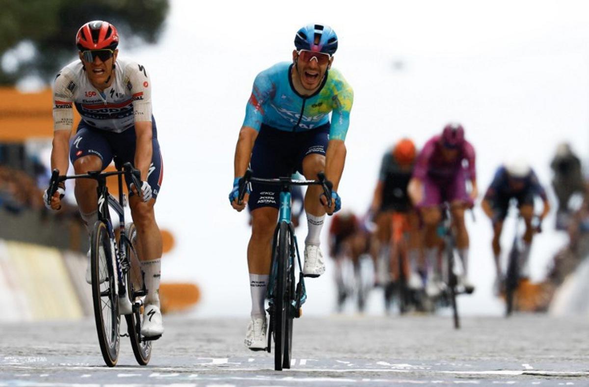 XDS Astana Team Italian rider Davide Ballerini (R)sprint to win with Jasper Soudal Quick-Step Belgian rider Jasper Stuyven during the 6th stage of the Giro d'Italia 2026 - Tour of Italy cycling race between Paestum and Naples, southern Italy on May 14, 2026. Luca Bettini / AFP