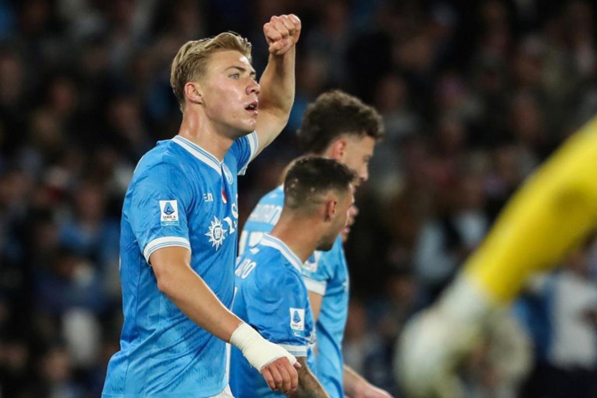 Napoli's Danish forward #19 Rasmus Hojlund celebrates their team second goal scored by Cremonese's Italian midfielder #24 Filippo Terracciano during the Italian Serie A football between match SSC Napoli and US Cremonese at the Diego Armando Maradona Stadium in Napoli, on April 24, 2026. CARLO HERMANN / AFP