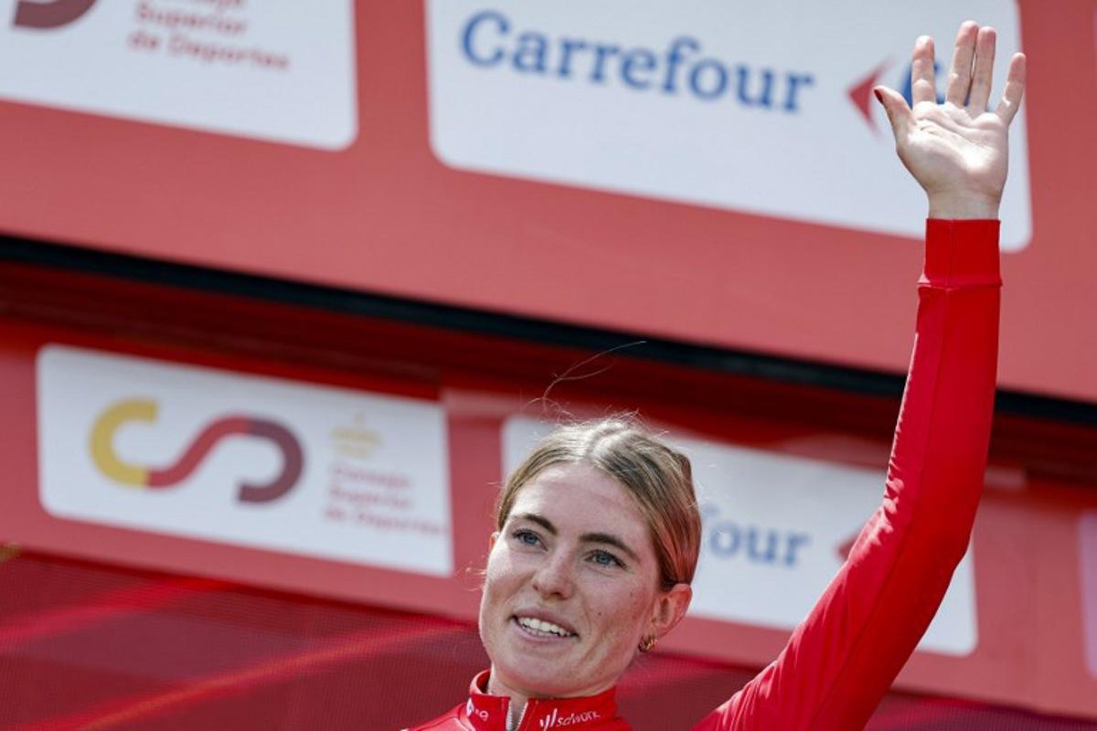 Team SD Worx - Protime's Dutch rider Demi Vollering celebrates her overall victory on the podium after winning the 8th stage of the 2024 La Vuelta Femenina cycling tour of Spain, an 89,5 km race from Madrid to Valdesqui ski resort, in Rascafria, on May 5, 2024. OSCAR DEL POZO / AFP