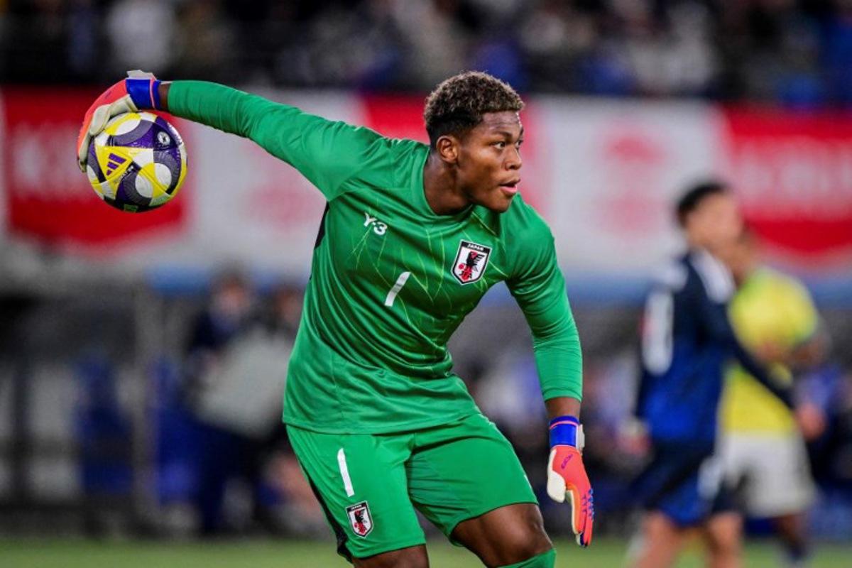 Japan's goalkeeper Zion Suzuki throws the ball during the international football friendly match between Japan and Brazil at the Tokyo stadium in Chofu, Tokyo prefecture on October 14, 2025. Yuichi YAMAZAKI / AFP