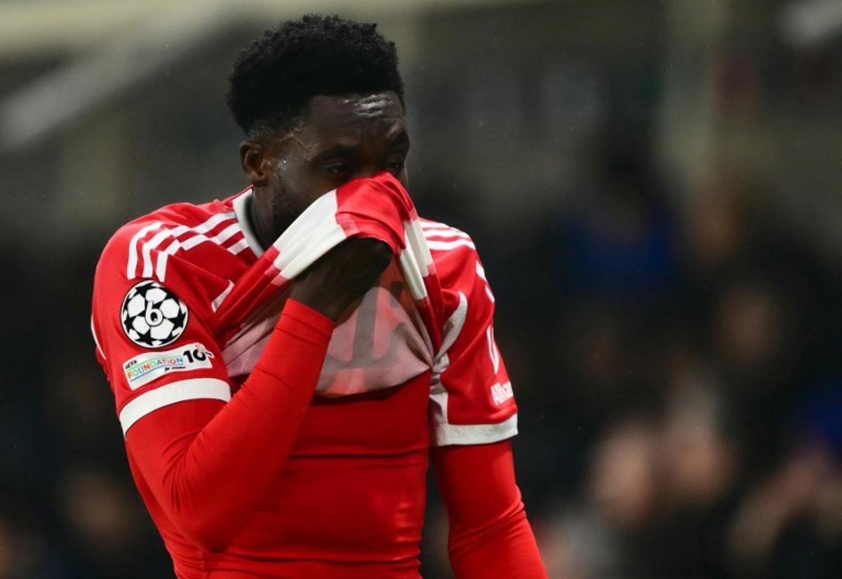 Bayern Munich's Canadian defender #19 Alphonso Davies leaves the pitch on injury during the UEFA Champions League last 16, first leg football match between Atalanta and Bayern Munich at the Gewiss stadium in Bergamo, on March 10, 2026. Marco BERTORELLO / AFP