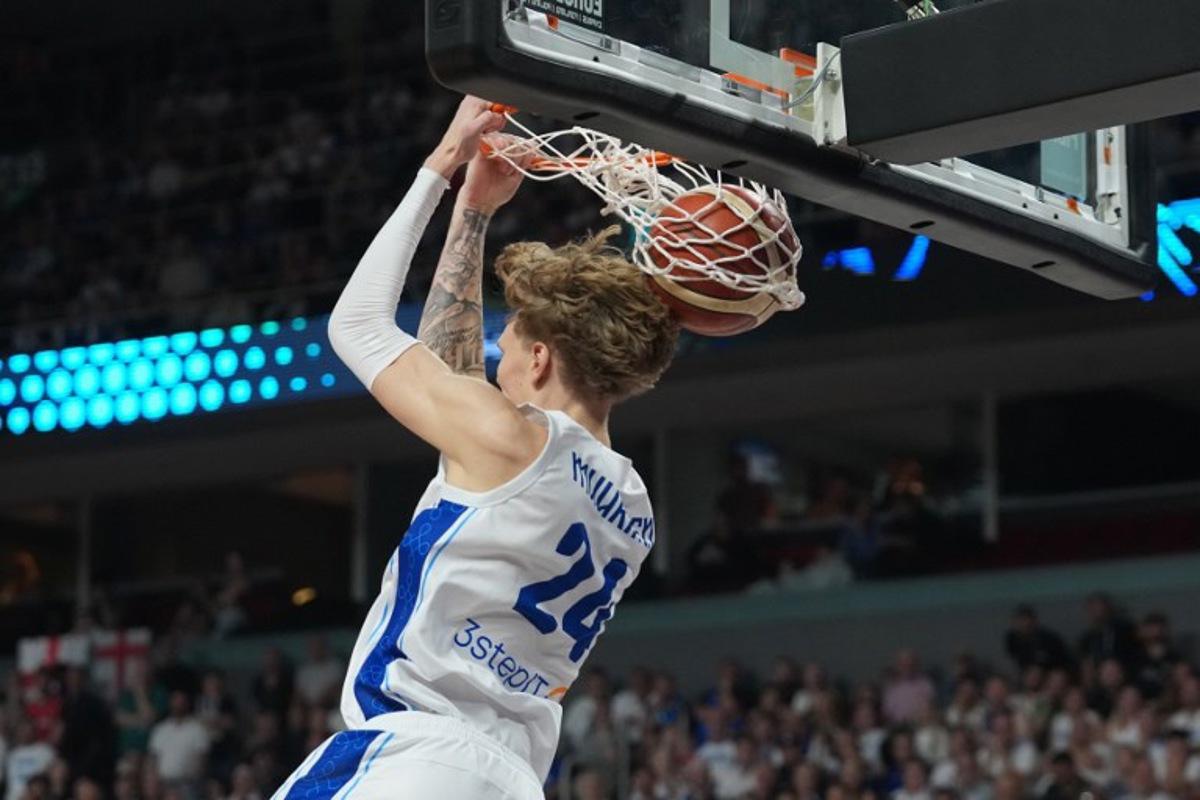 Finland's forward #24 Miikka Muurinen scores during the FIBA EuroBasket 2025 quarter-final basketball match between Finland and Georgia in Riga, Latvia, on September 10, 2025. Gints Ivuskans / AFP