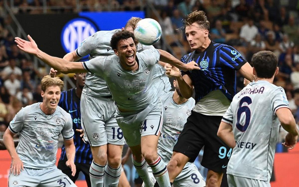 Udinese's French midfielder #14 Arthur Atta (C) fights for the ball with Inter Milan's Italian forward #94 Francesco Esposito (R) during the Italian Serie A football match between Inter Milan and Udinese at San Siro stadium in Milan on August 31, 2025. Isabella BONOTTO / AFP