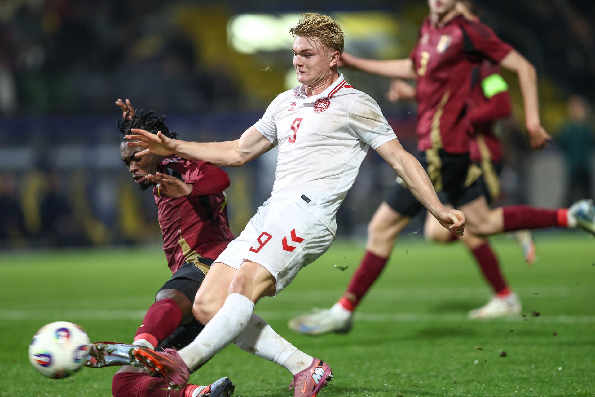 Belgium's Jorthy Mokio and Danish Conrad Harder fight for the ball during a soccer game between the U21 youth team of the Belgian national team Red Devils and the U21 of Denmark, in Westerlo, on Tuesday 14 October 2025, game 3 (out of 8) of the qualifications for the 2027 UEFA European Under21 Championship. BELGA PHOTO BRUNO FAHY