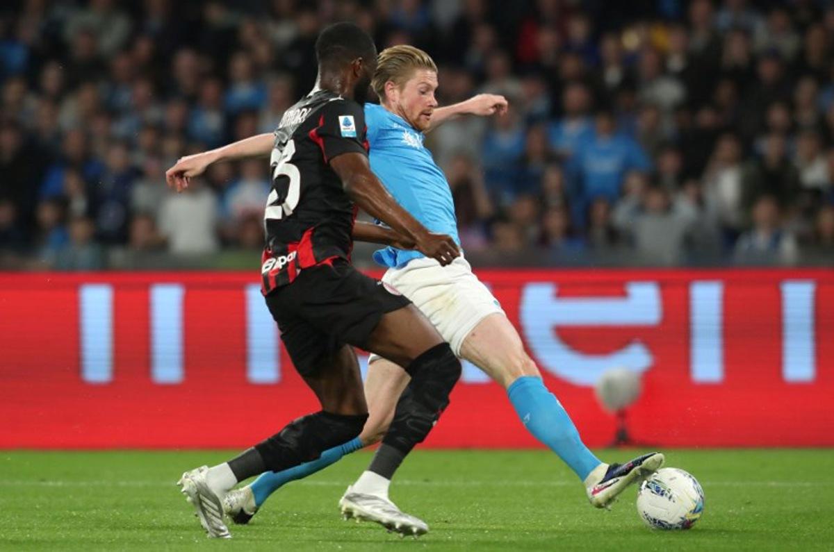 Napoli's Belgian midfielder #11 Kevin De Bruyne (R) controls the ball in front of AC Milan's English defender #23 Fikayo Tomori (L) during the Italian Serie A football match between SSC Napoli and AC Milan at the Diego Armando Maradona Stadium in Naples on April 6, 2026. CARLO HERMANN / AFP