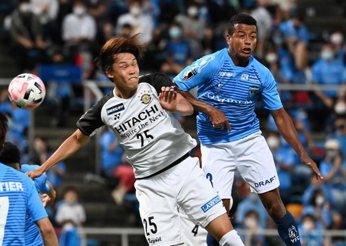 Yokohama FC's Brazilian defender Maguinho (R) and Kashiwa Reysol?s defender Takuma Ominami (L) fight for the ball during the J-League football match between Yokohama FC and Kashiwa Reysol at Nippatsu Mutsuzawa stadium in Yokohama on October 3, 2020. Kazuhiro NOGI / AFP