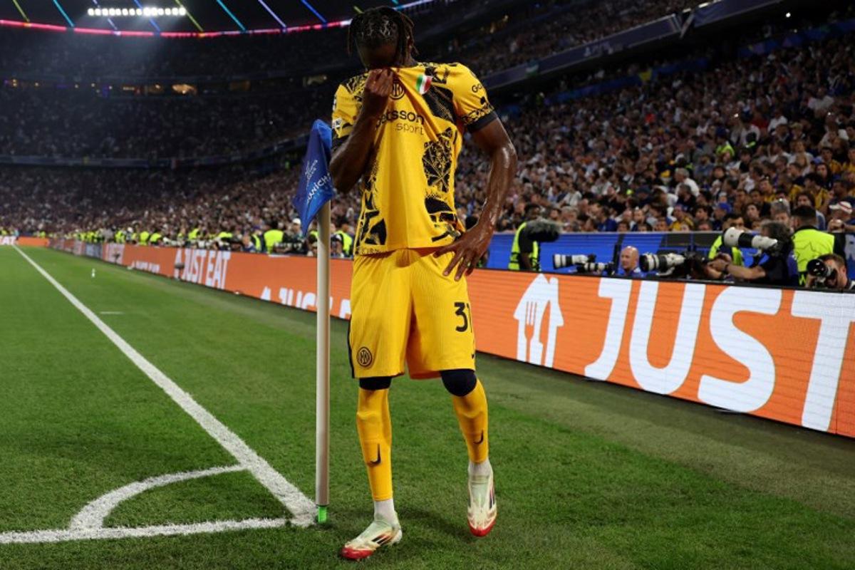 Inter Milan's German defender #31 Yann Bisseck reacts as he walks off the pitch after getting injured during the UEFA Champions League final football match between Paris Saint-Germain (PSG) and Inter Milan in Munich, southern Germany, on May 31, 2025. Odd ANDERSEN / AFP