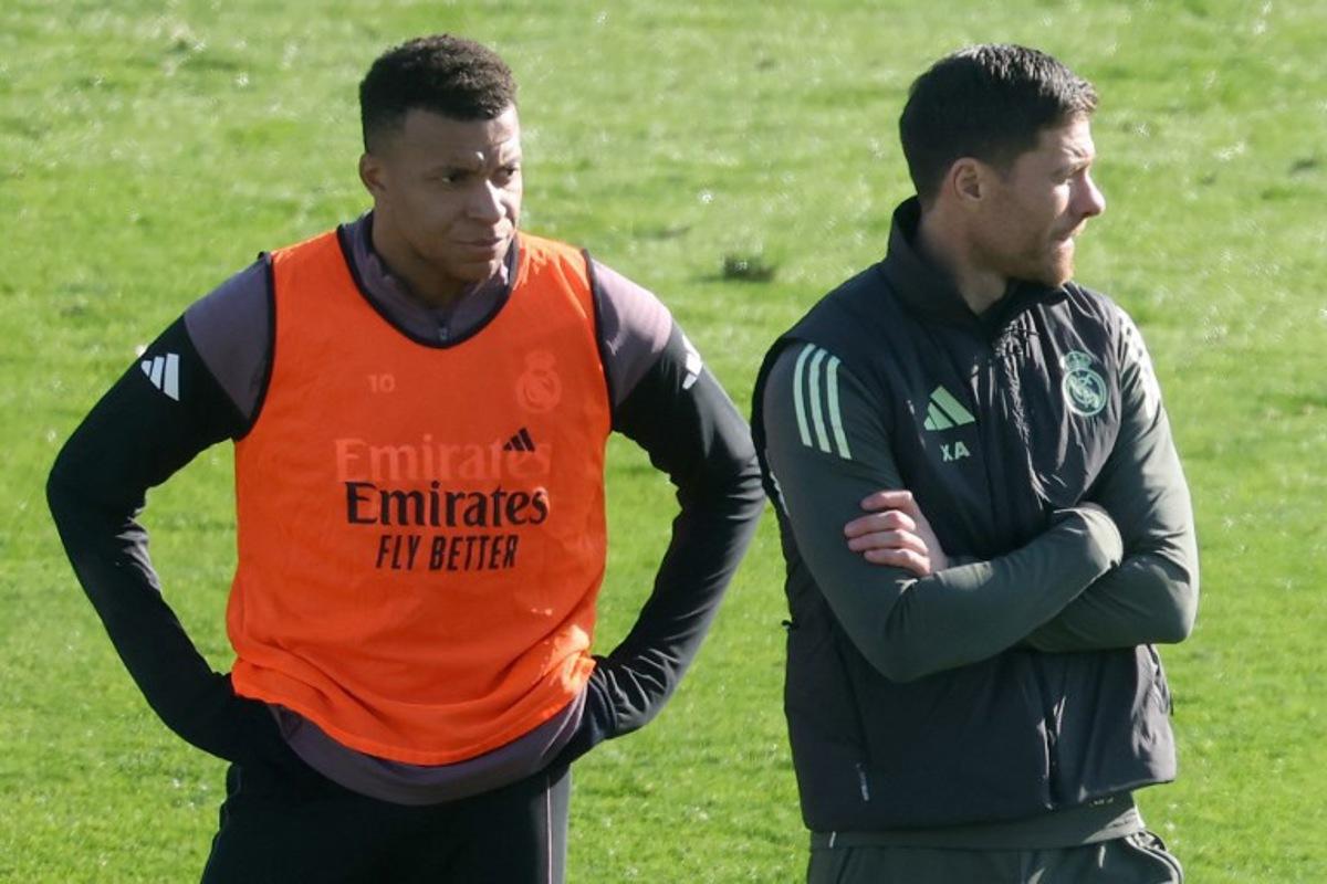 Real Madrid's French forward #10 Kylian Mbappe (L) and Real Madrid's Spanish coach Xabi Alonso attend an open door training session at Real Madrid Sports City in Valdebebas, in the outskirts of Madrid, on December 30, 2025. Pierre-Philippe MARCOU / AFP