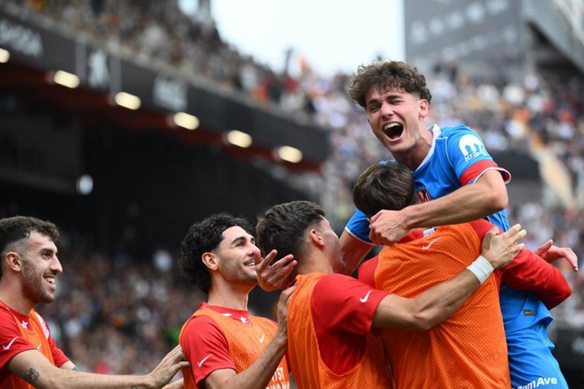 Atletico Madrid's Spanish midfielder #61 Miguel Cubo (TOP) celebrates scoring his team's second goal during the Spanish league football match between Valencia CF and Club Atletico de Madrid at Mestalla Stadium in Valencia on May 2, 2026. JOSE JORDAN / AFP