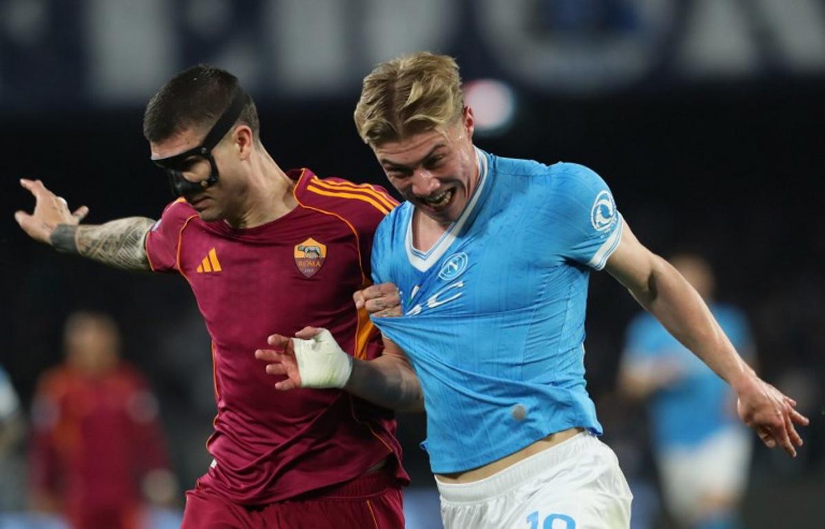 Napoli's Danish forward Rasmus #19 Hojlund fights for the ball with Roma's Italian defender #23 Gianluca Mancini during the Italian Serie A football match between SSC Napoli and AS Roma at the Diego Armando Maradona Stadium in Naples on February 15, 2026. CARLO HERMANN / AFP