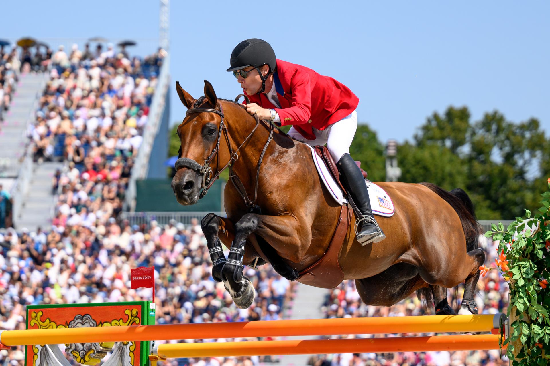 240801 Karl Cook of USA on horse Caracole de la Roque competes in equestrian jumping team qualifier during day 6 of the Paris 2024 Olympic Games on August 1, 2024 in Paris. Photo: Johanna Säll / BILDBYRÅN / kod JL / JL0412 ridsport equestrian olympic games olympics os ol olympiska spel olympiske leker paris 2024 paris-os paris-ol 6 bbeng usa grappa33 BENELUX ONLY