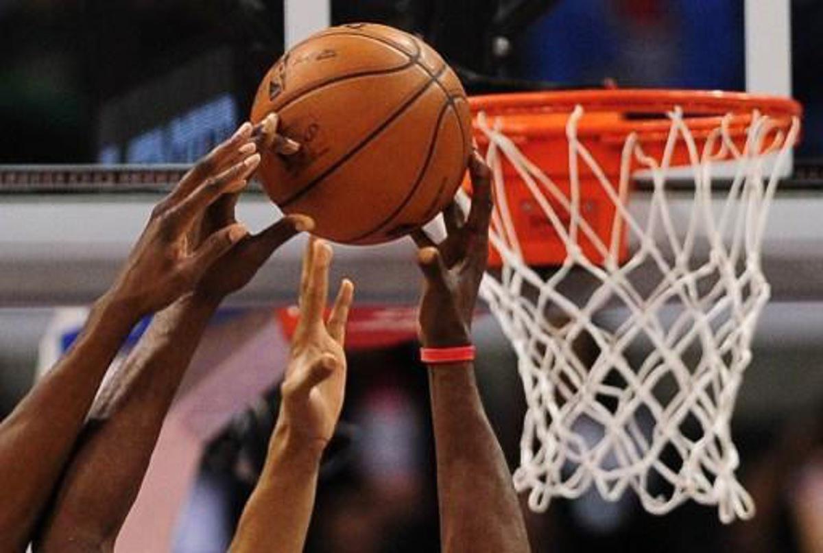 Lamar Odom of the Los Angeles Clippers gains the advantage beside the basket against the Milwaukee Bucks during their NBA game in Los Angeles, California on March 6, 2013. AFP PHOTO / Frederic J. BROWN