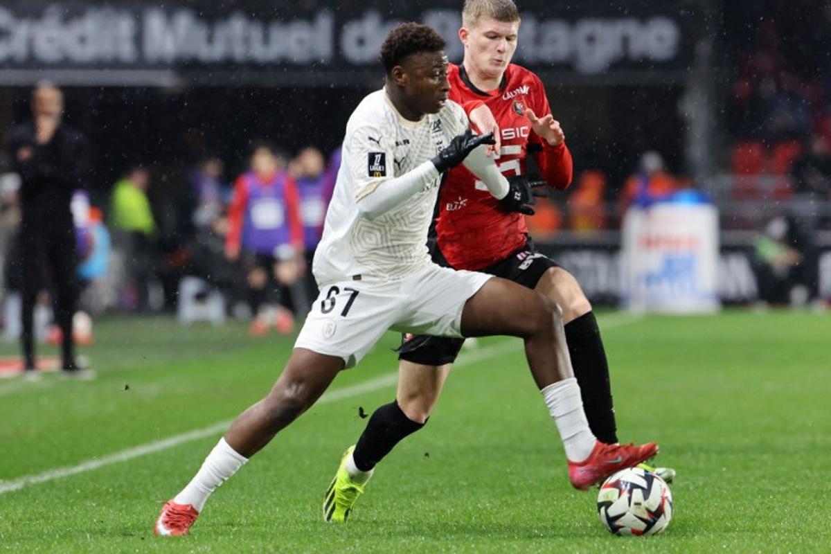 Reims' French forward #67 Mamadou Diakhon (L) fights for the ball with Rennes' Welsh midfielder #17 Jordan James during the French L1 football match between Rennes and Reims at the Roazhon Park stadium in Rennes, western France, on February 21, 2025. Fred TANNEAU / AFP