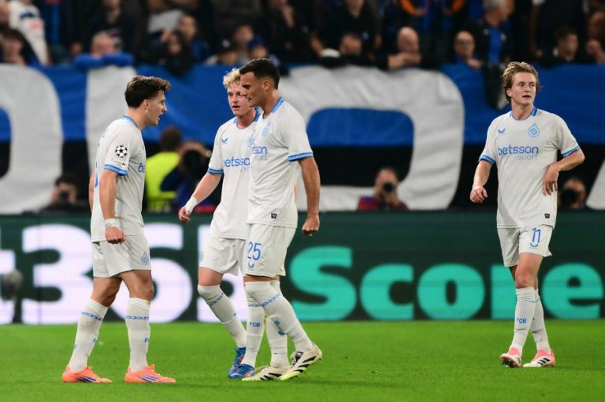 Club Brugge's Greek forward #08 Christos Tzolis (L) celebrates with teammates after scoring his team's first goal during the UEFA Champions League phase day 2 football match between Atalanta and Club Brugge at the Gewiss stadium in Bergamo, on September 30, 2025. Marco BERTORELLO / AFP