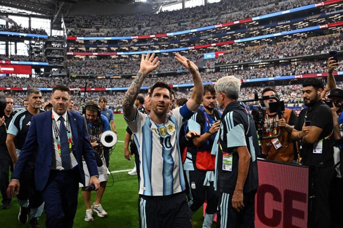 Argentina's forward #10 Lionel Messi waves as he leaves the pitch after winning the 2026 World Cup Group J football match between Argentina and Austria at the Dallas Stadium in Arlington on June 22, 2026. Paul ELLIS / AFP