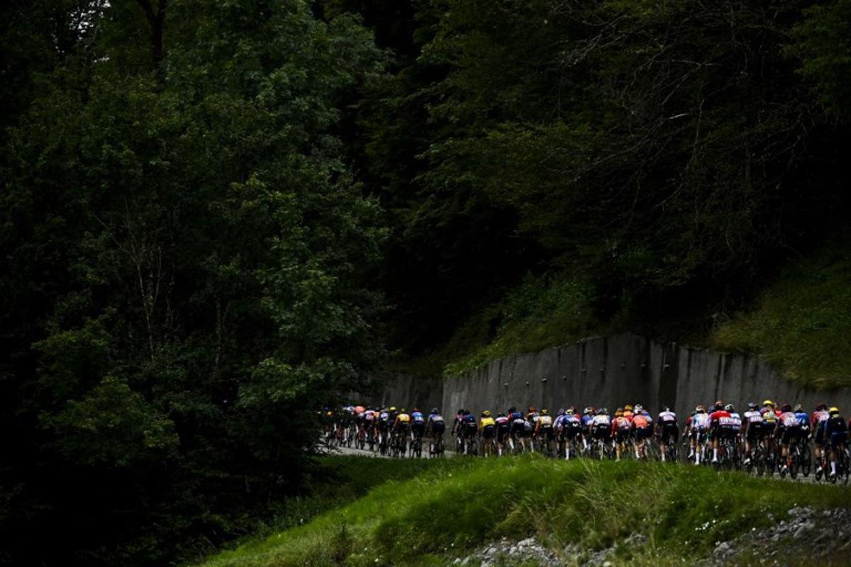 The pack rides in the 8th and last stage of the Women's Tour de France cycling race, a 149.9 km between Le Grand Bornand and the Alpe d'Huez, south-eastern France, on August 18, 2024. JULIEN DE ROSA / AFP