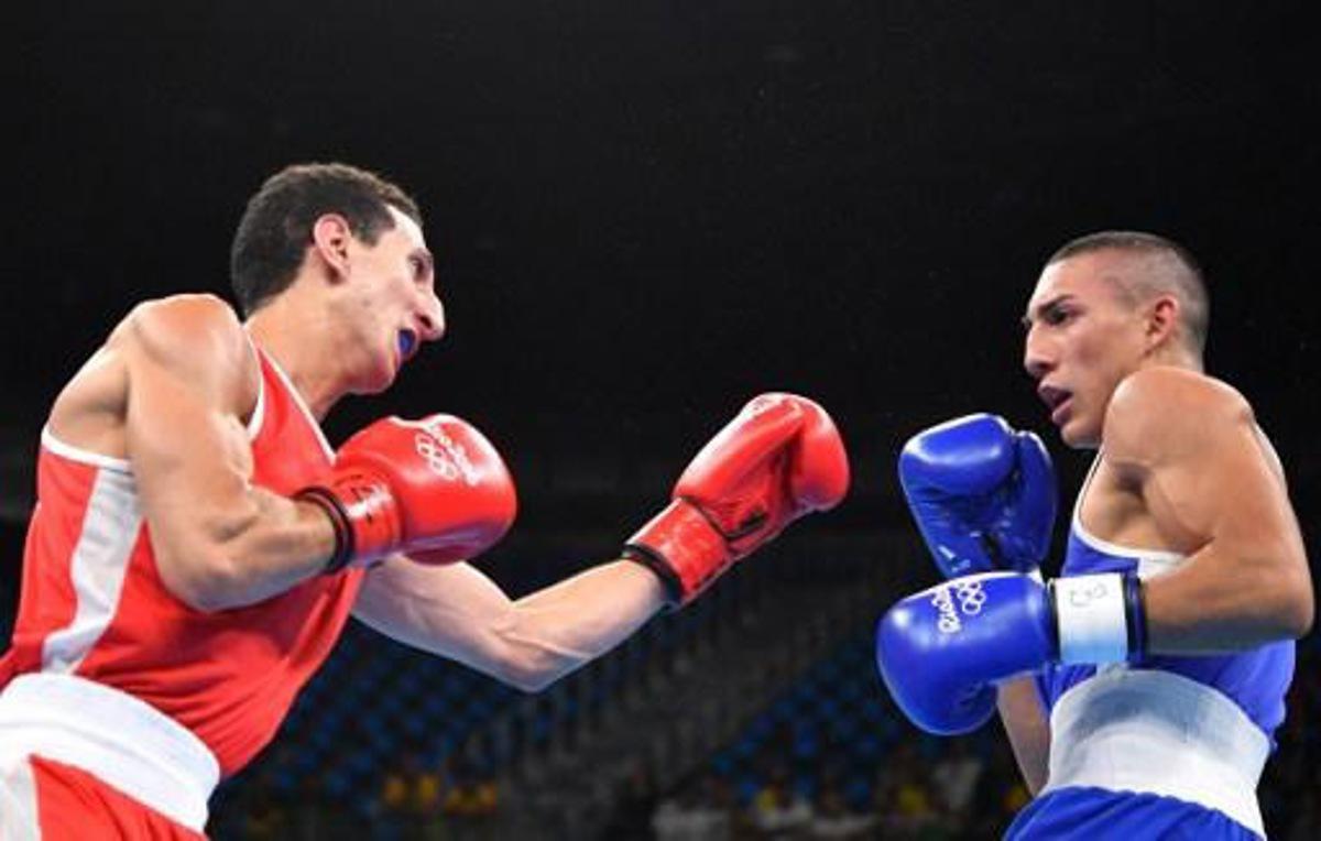 France's Sofiane Oumiha (L) fights Honduras' Teofimo Andres Lopez Rivera during the Men's Light (60kg) match at the Rio 2016 Olympic Games at the Riocentro - Pavilion 6 in Rio de Janeiro on August 7, 2016.
Yuri CORTEZ / AFP