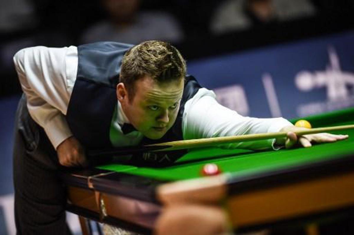 This photo taken on August 22, 2017 shows Shaun Murphy of Britain playing a shot during the final of the World Snooker China Championship in Guangzhou, in China's southern Guangdong province. STR / AFP China OUT