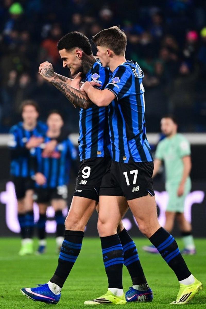 Atalanta's Italian forward #09 Gianluca Scamacca celebrates with Atalanta's Belgian forward #17 Charles De Ketelaere after scoring his team's first goal during the UEFA Champions League, league phase day 7, football match between Atalanta Bergame and Athletic Bilbao at the stadio Atleti Azzurri d'Italia stadium in Bergamo on January 21, 2026. PIERO CRUCIATTI / AFP