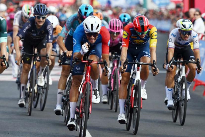 Team Groupama-FDJ's French rider Bastien Tronchon (C) celebrates winning the 10th stage of the Vuelta a Espana 2026 cycling tour, a 184,7 km race between Alcaraz and Elche de la Sierra, on September 1, 2026. JOSE JORDAN / AFP
