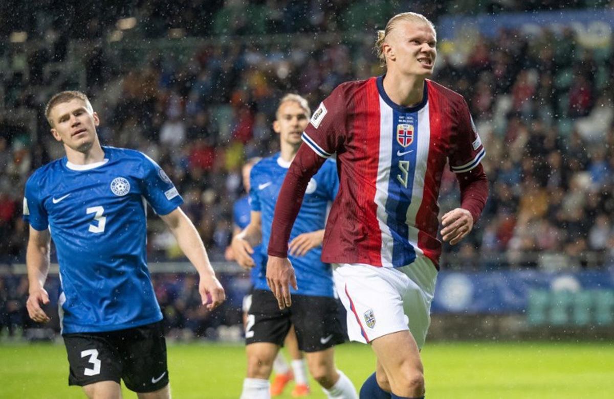 Norway's forward #09 Erling Braut Haaland (R) reacts during the FIFA World Cup 26 UEFA Qualifying football match between Estonia and Norway in Tallinn on June 9, 2025. RAIGO PAJULA / AFP