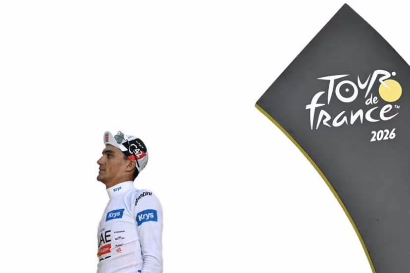UAE Team Emirates - XRG's Mexican rider Isaac Del Toro celebrates on the podium with the best young rider's white jersey after the 21st stage of the 113th edition of the Tour de France cycling race, 88,7 km starting and finishing in Paris, on July 26, 2026. Jeff PACHOUD / AFP